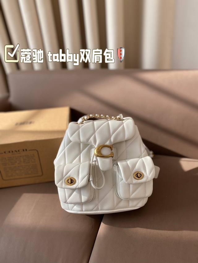 配折叠盒 Size：21.20Cm 蔻驰 Tabby双肩包， 它来咯！经典且带有童趣回忆哦！ 自重轻！强烈推荐 小长假需要一个它！ 搜索Coach 双肩包