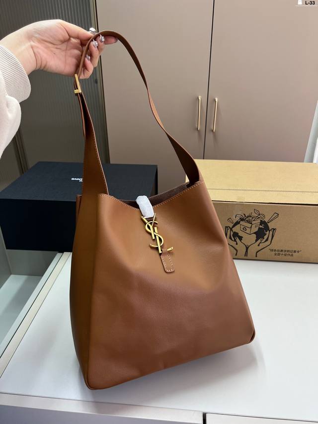 大 圣罗兰Yslhobo腋下包水桶包 轻巧又充满时尚感！ 真的是巨好背！！ L-33尺寸23×21 30×28折叠盒飞机盒