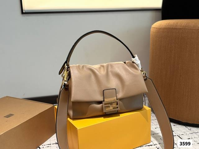 Fendi Mamma Baguette Fendi 2025春夏女士系列凝练工艺 Mamma Baguette手袋琢绘丰沛细节 隽永色调交融柔软皮质 肩携设计