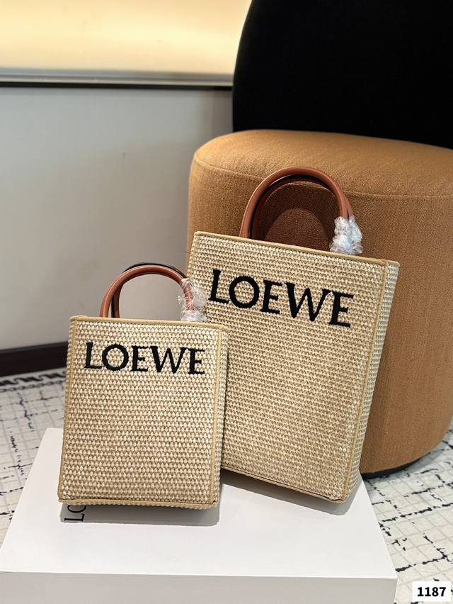 配盒子 罗意威编织托特包 Paulas's 1Biza 夏日海岛系列推出了草编托特包包巧妙融合了托特的商务之前线条和草编的夏日风情，加上Loewe粗体大Logo