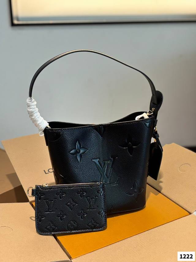 配飞机盒折叠盒子 盲猜这次Lv上新黑马是All In Bb Lv水桶 Lv尤物 尺寸：17.5 18.5