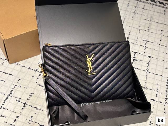 配礼盒 圣罗兰这款Ysl手包是圣罗兰的经典款，搭配可拆卸腕带，有了这个腕带拿着也特别方便，可以直接套在手腕上 出门聚会赴约时拿着大包太不方便，可以把手包放在大包