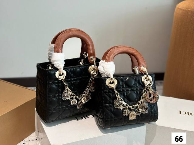 配折叠盒子 迪奥戴妃包 Sdior戴妃包太好看了吧！ 优雅指数拉满 搭配简洁风格的衣服整个人气质就上来了 而且容量完全可以满足日常要求 日常聚会逛街都很方便~