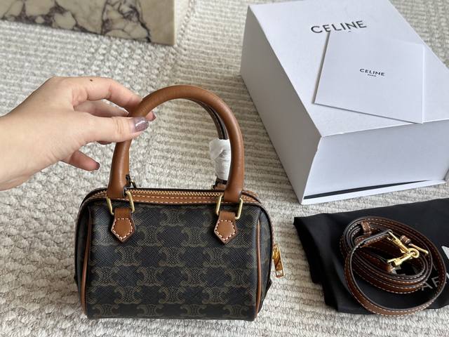 配盒 Size：15*10Cm Celine 超美枕头包 复古性感百搭小包 不容错过！！