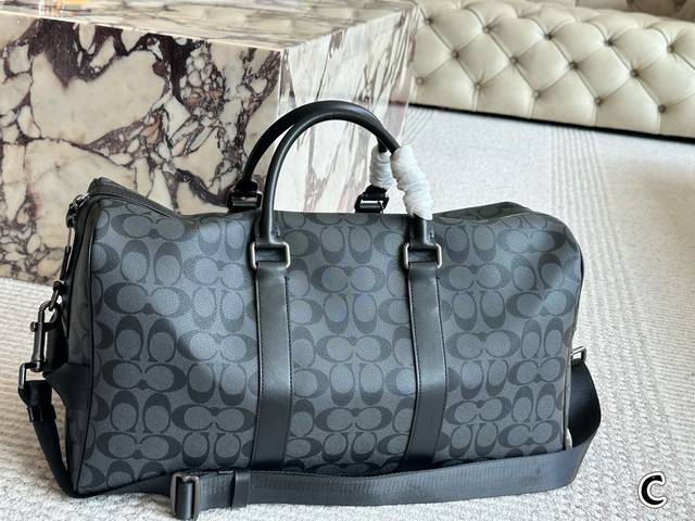 男士必备Coach蔻驰旅行包 Coach蔻驰旅行包，通体采用Pvc帆布涂层的材质,这种材质非常的耐磨、耐用，并且非常耐脏，非常适合我们用于健身或者短途的出差的使
