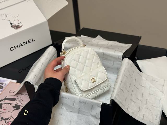 折叠盒飞机盒 Size：13*18Cm 香奈儿24C新款双肩包 这季炒鸡可爱的小双肩 ！看着很小容量还挺大背法也有很多种非常 Nice 黑色荔枝牛皮简直完美