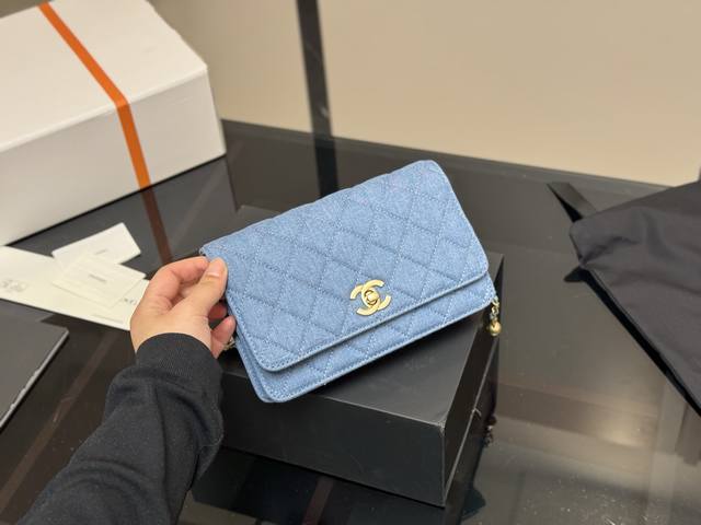 配盒 Size ：19*12Cm 香奈儿新款金球发财包 Woc 品质很不错！ 包包有卡位 有暗袋！很实用！