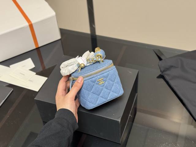 配盒 香奈儿 牛仔金球小盒子 做旧五金穿插皮贴精致编织链条，时髦不压肩，配上可以随意调节的丹宁牛仔金属球，上身很时髦百搭，重点是上身还轻，特别好背。随便凹造型都