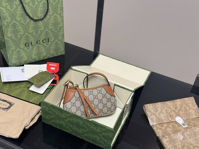 配折叠盒飞机盒 尺寸 :18.10Cm 古奇迷你麻将包 你们心心念念的迷你号终于安排上了 尺寸巨可爱而且搭配了 搜索Gg 新款小废包