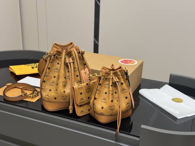 配飞机盒 Mcm ｜水桶包｜新款 Mcm款新还可以斜挎哦， 原单！青岛！ 超洋气一的款。 小包包 大容量 喜欢的自留款 尺寸 :22.25Cm 16.20Cm