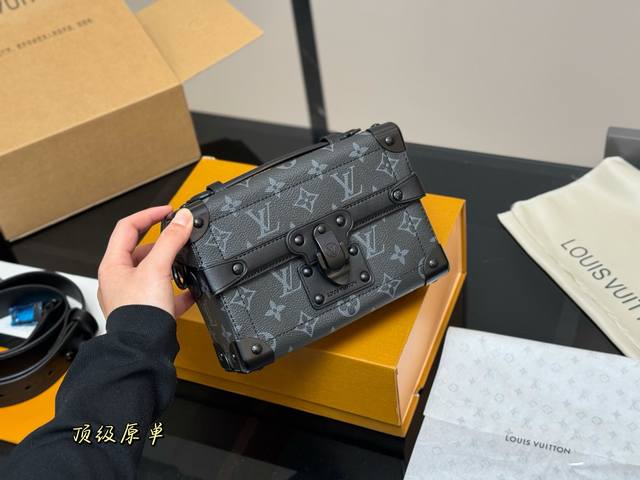 配折叠盒飞机盒 尺寸：20.14Cm Lv 盒子包 真的是可爱的方盒子 调调很色喜庆！ 真的是小可爱！ Mini Soft Trunk盒子包 细节超Ok