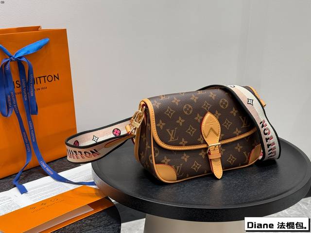 礼盒包装 Lv 25S村上隆联名款白三彩来啦 Diane 法棍包白彩 上身简单又舒服 源自中古包 Sologne 的改良版 整体保留了简洁的包身造型 一根肩带升
