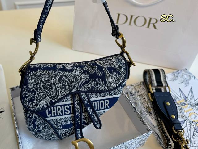 配盒 Size：24×20 Dior 迪奥新款Saddle 刺绣马鞍包 将帅气和优雅两种不同风格碰撞一起. 融合了新一代女性的时髦与个性～ 百搭的程度可以让你惊
