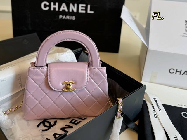 折叠盒 Size：19×13 Chanel 香奈儿23K 新款Kelly 手提包 小巧精致的包身，小手提设计～ 金色双C扣的点缀，菱格纹款式 搭配金色编织肩带链