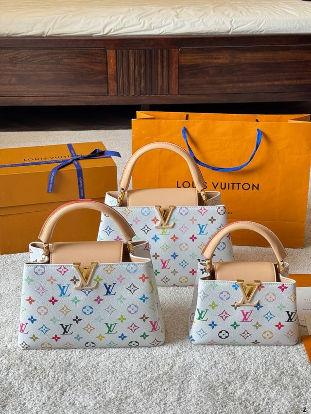 Lv Capucines 村上隆 白三彩 作为Lv代表性高定包款之一的Capucines手袋，每一季都会尝试不同的设计，并搭配新配色、新材质与新饰面。更加高端气