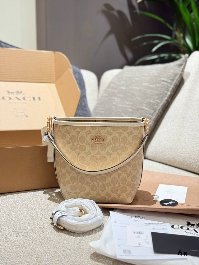 Coach新品Newcity水桶是不是很戳心巴推荐理由444 V两条肩带手提 腋下 斜挎任意切换 V尺寸16.5长21Cm高轻便又很实用 V浅奶茶新色秋日第一抹