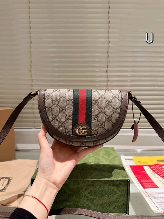 G家超级难买又好看的Gucci马蹄包 包型真的能够让人看一眼就喜欢包包 这一款是Gucci Ophidia系列的经典的复古红绿色条纹元素整体配起来很和谐背起来很