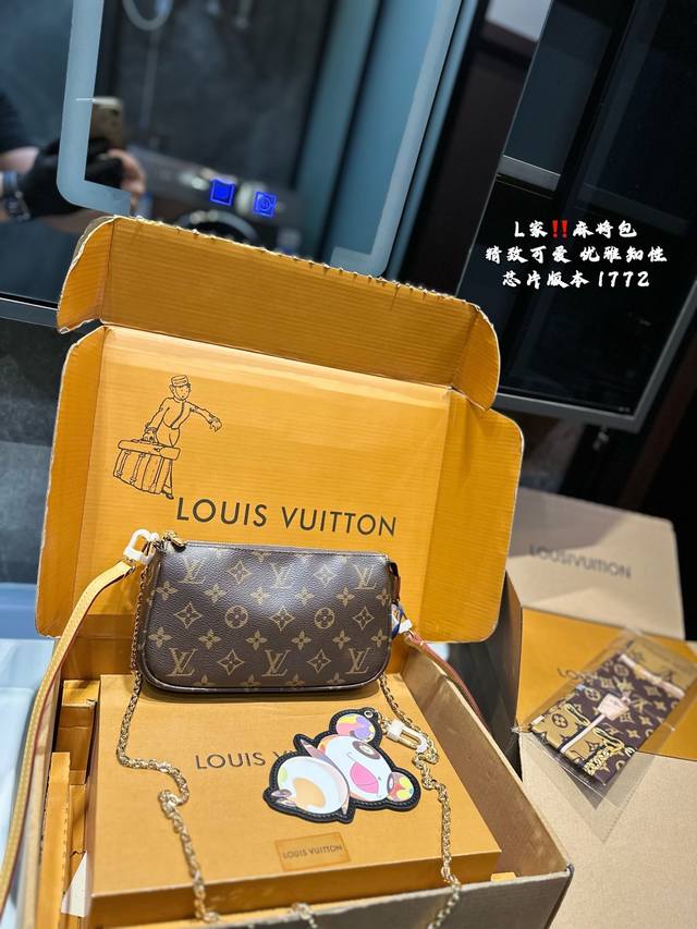 折叠飞机礼盒 Lv 大麻将 送挂件今天给大家推荐的这款 Lv Pochette 麻将包 简直就是一款神包！大麻将 为什么说它是一款神包呢？下面听我给您分析。它的