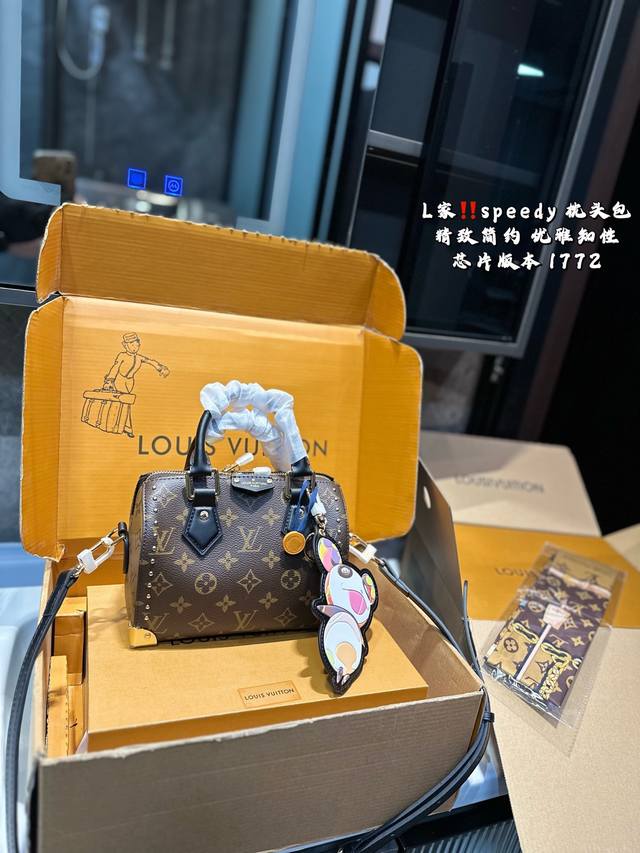 折叠飞机礼盒 Lv 铆钉 枕头包 送挂件 简单百搭 颜值高 日常出街首选 潮酷时尚女孩必入款Size：20*14Cm