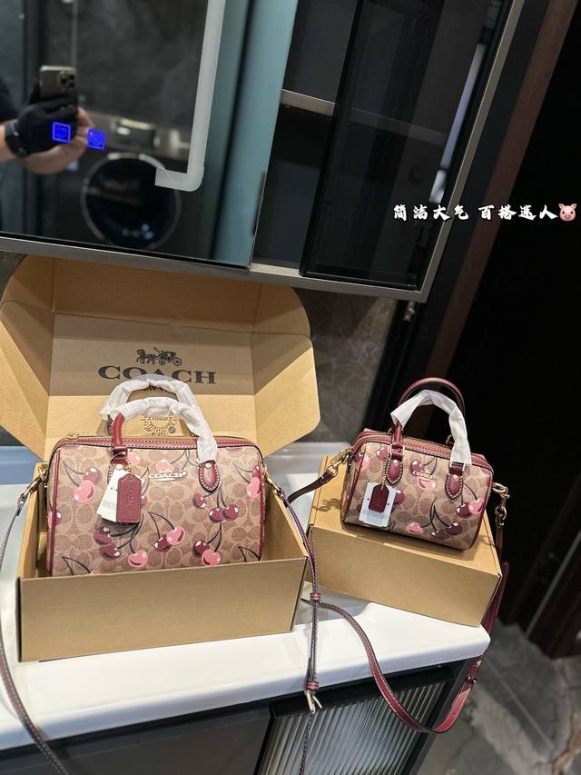 礼盒包装 Coach蔻驰波士顿包. 经典百搭不过时~ 小小的枕头包,更加精致和可爱,同时能满足手机和日常出门的小物品,包身大大的容量 非常实用~非常百搭~不轻易 礼盒包装 Coach蔻驰波士顿包. 经典百搭不过时~ 小小的枕头包,更加精致和可爱,同时能满足手机和日常出门的小物品,包身大大的容量 非常实用~非常百搭~不轻易