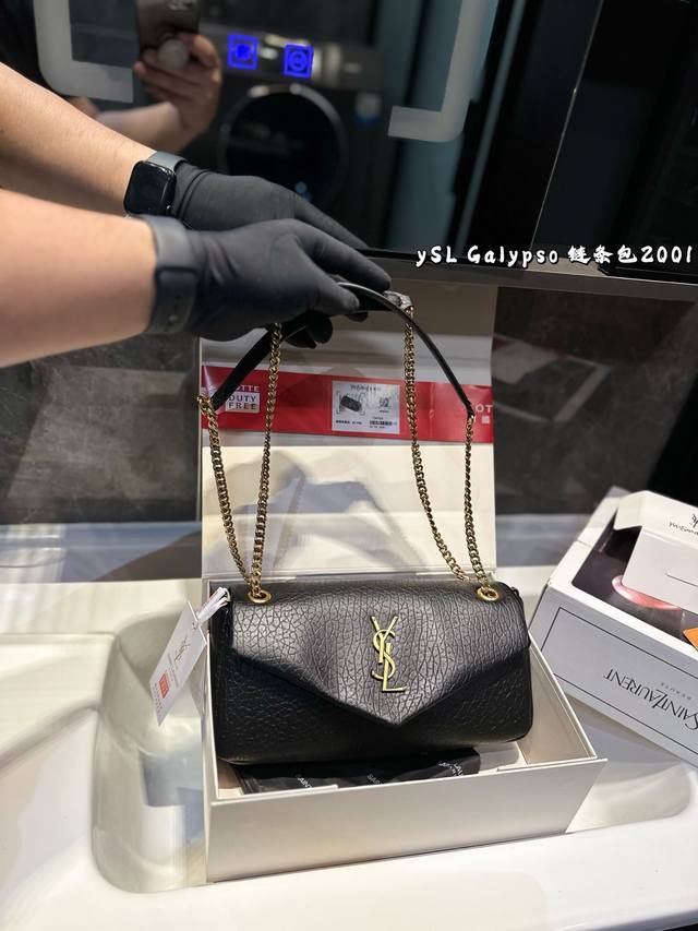 折叠飞机礼盒 尺寸:26.16Cm 圣罗兰腋下链条包 它的名字叫Calypso 羊皮纹面料！ 太Staly！