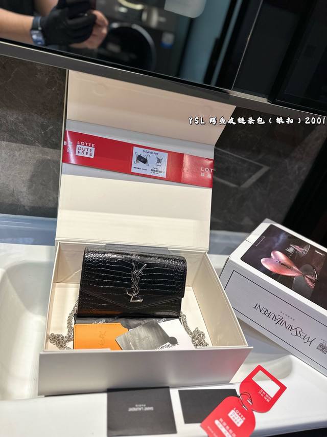 礼盒包装 Ysl Uptown_ 迷你信封包 最经:典的标志性金属Logo,搭配可拆卸链条肩背带，直接当手包意大利进口牛皮，肩带48Cm 尺寸: 19X12X4