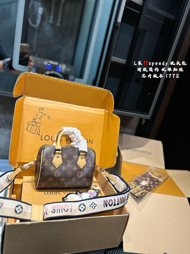 折叠飞机礼盒 Lv Speedy20 枕头包 送挂件Lv 小枕头包 对Nano Speedy尺寸相当小巧 所以搭配中尽显时尚靓丽迷人气质，但是携带轻盈，轻轻松松