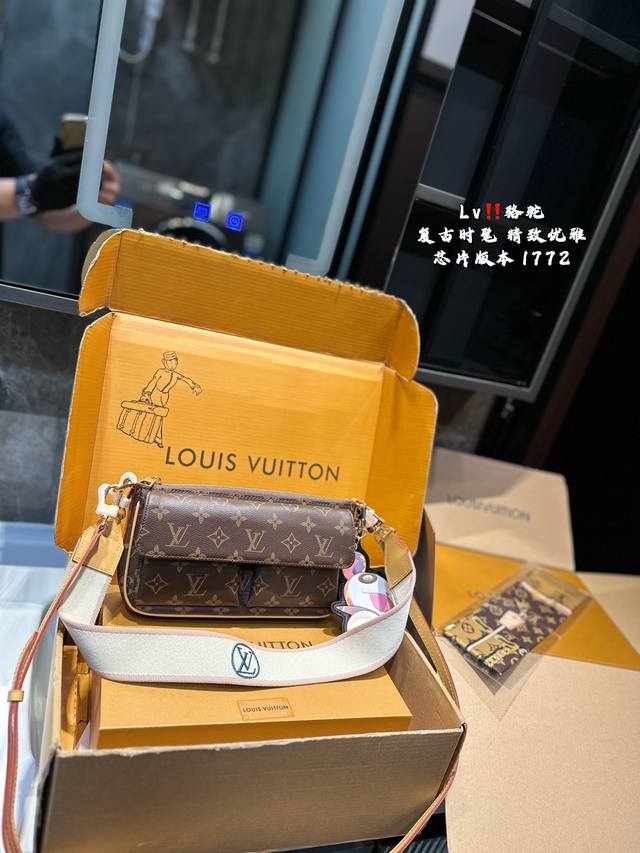 折叠飞机礼盒 Lv 骆驼包 送挂件超美的爆款Lv包包来了~ 新款Lv双口袋骆驼包来啦超适合春夏的一款包包 短款肩带舒适又时髦妥妥辣妹背法~ 随意搭配衣服,可背又 折叠飞机礼盒 Lv 骆驼包 送挂件超美的爆款Lv包包来了~ 新款Lv双口袋骆驼包来啦超适合春夏的一款包包 短款肩带舒适又时髦妥妥辣妹背法~ 随意搭配衣服,可背又