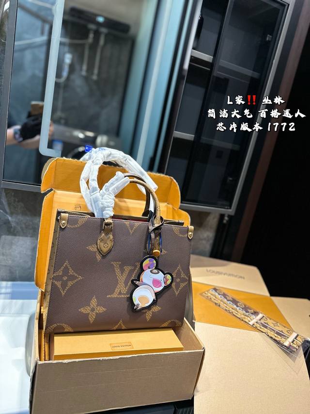 折叠飞机礼盒 Lv 丛林 Onthego 托特包 送挂件这是一款超赞的包包 还非常贴心的加了中长的肩挎的肩带，可以说是非常赞了，对花品质 秒杀市场一切低端货 上