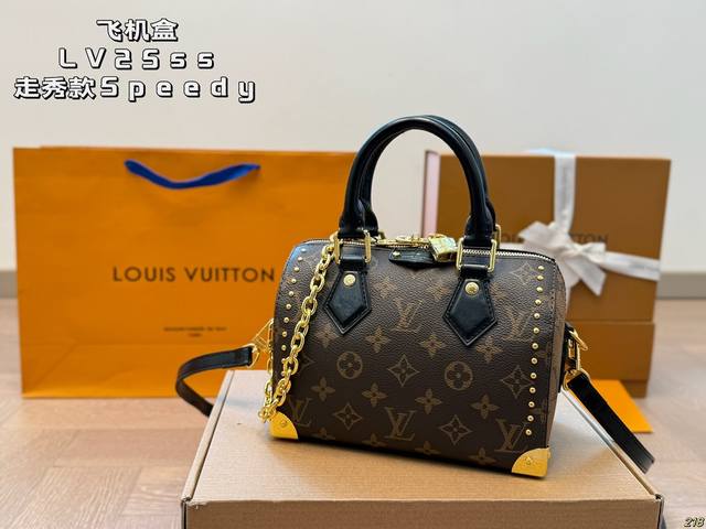 飞机盒 Lv路易威登新款25Ss 走秀款Speedy柳钉枕头包 经典老花搭配重工艺，精美绝伦～ 低调有质感 容量也很 氛围感满满 浓浓复古风，时尚百搭，超级实用