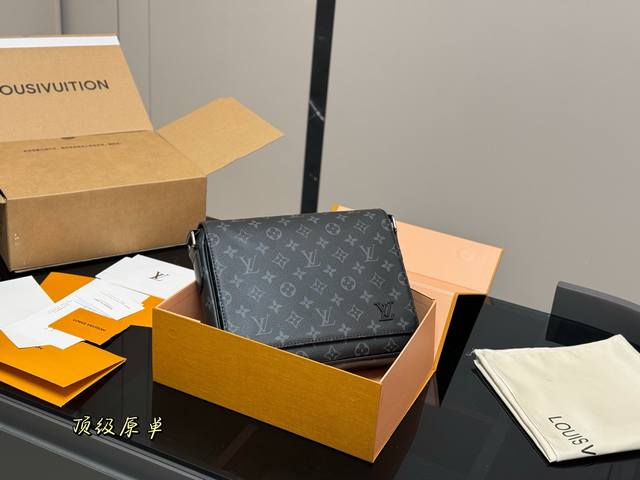 折叠盒飞机盒 客人定的男士 高品质 超实用，配色又好着 低调 一包多种背法， 既可以斜挎 尺寸: 26.22Cm