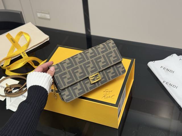 折叠盒 芬迪 胸包 舒适与精致并存 简洁大方 却又不失小心机 轻松朾造优雅通勤穿搭 尺寸:21.11Cm