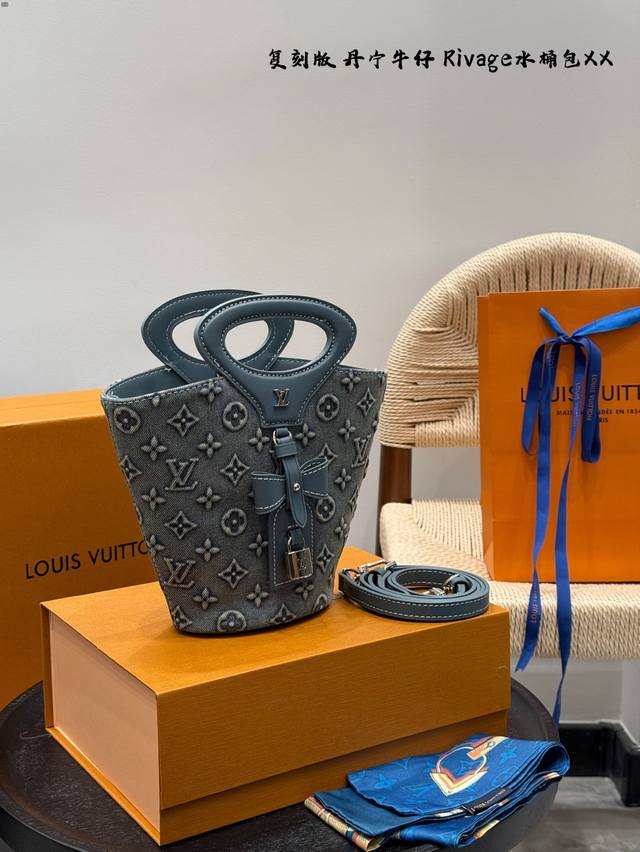 全套礼盒包装 复刻版 搭配丝巾！ 浮雕工艺 丹宁牛仔 Lv Rivage Bb｜25年新款也太可爱了吧 水桶包一直是Lv很经典的包型 最近也是新出了一款新水桶包