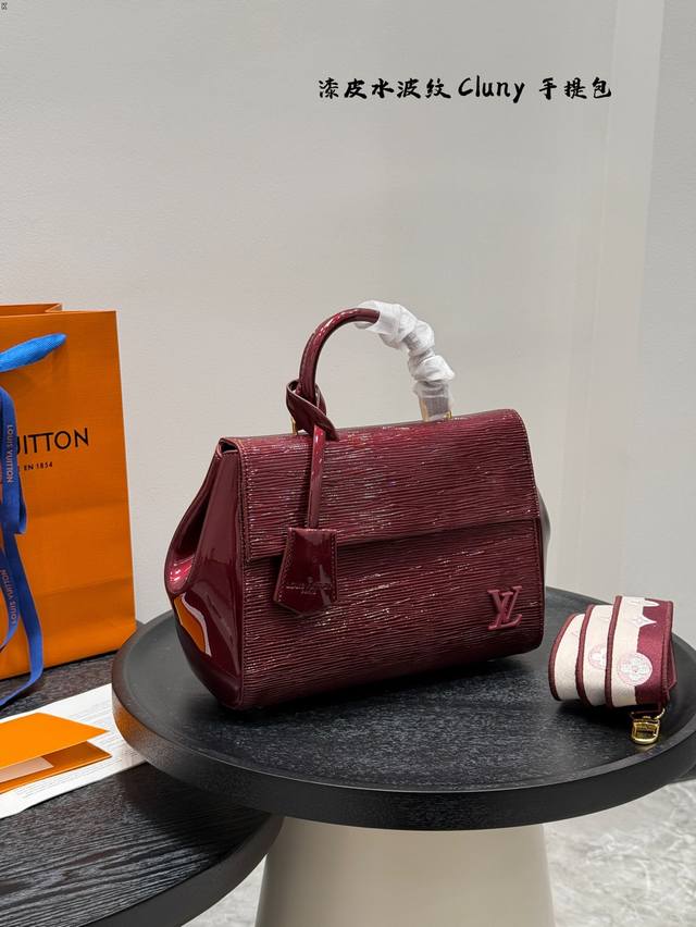 折叠礼盒 尺寸25.18 Lv Cluny 漆皮水波纹手提包 干浄利落的造型，很适合通勤、上班 采用磁性搭扣，拿东西也很方便 附送的彩色肩带十分可爱 这么说，这