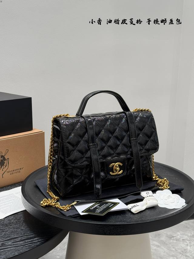 礼盒包装 Size：25 18Cm 香奈儿Chanel 亮面油腊皮菱格中古手提邮差包 这个保龄球包真的太香了~ 近期很有人气的一只Vintage Chanel