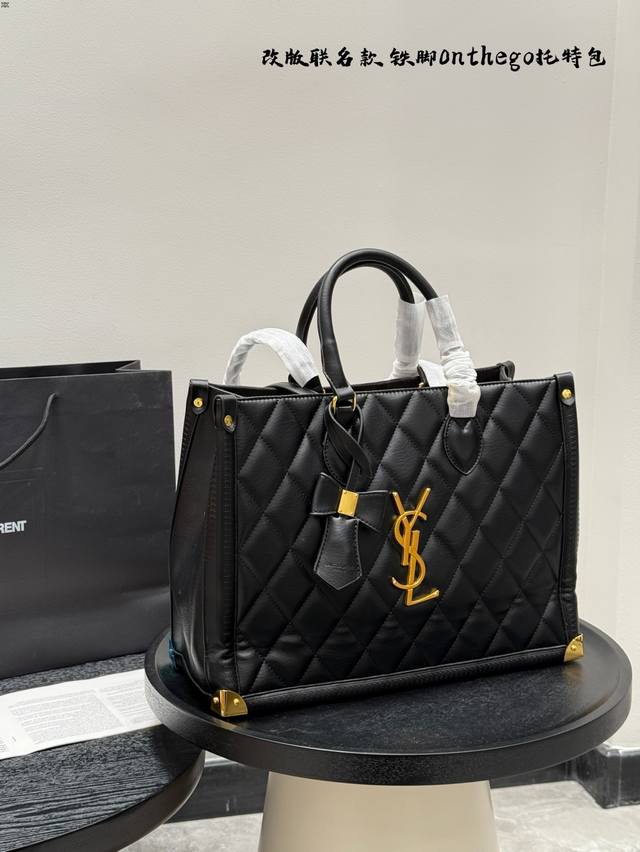 折叠礼盒 Size： 35*26Cm Ysl圣罗兰 25Ss 改款联名款托特 真漂亮啊 铁脚Onthego Tote 梦回千禧年 结合金属配件，俏皮中带点小华丽