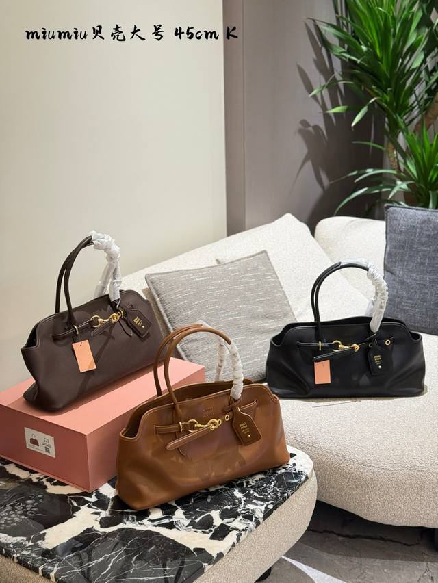 Miumiu也走上了中古时代了 缪缪新品中古托特包，采用全新柔脂羊皮，皮质柔软高级，这款Aventurenappa皮革手袋灵感源自Miumiu典藏设计，结构经过