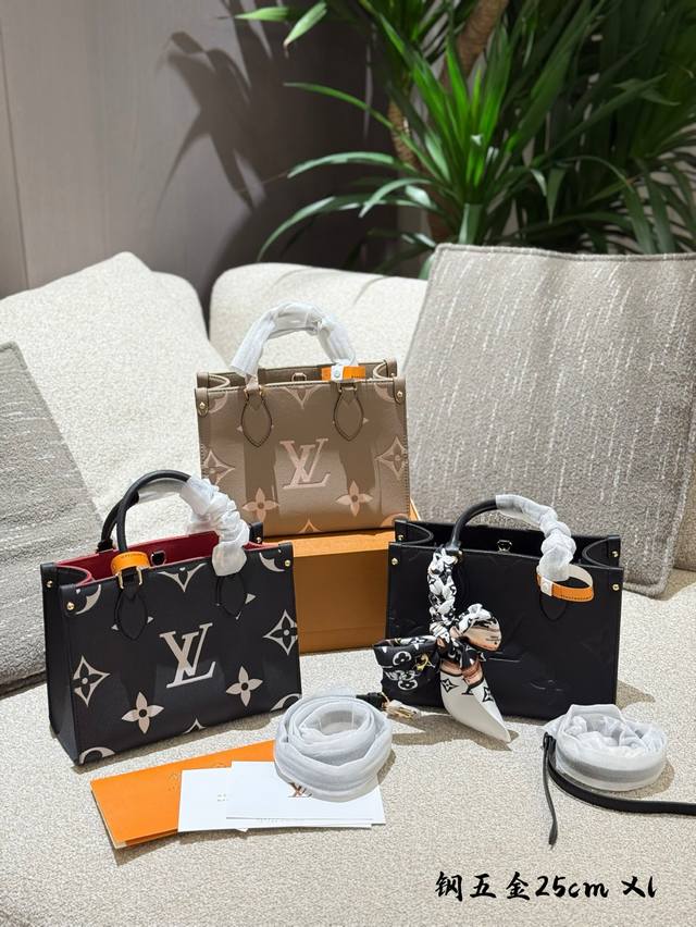 送丝巾 Lv Onthego托特包 丛林系列 Crafty Onthego高级浮雕压花渐变色性 价比之王这是一款超赞的包型，灵感来自于恶搞 Lv的街头品牌，曾经