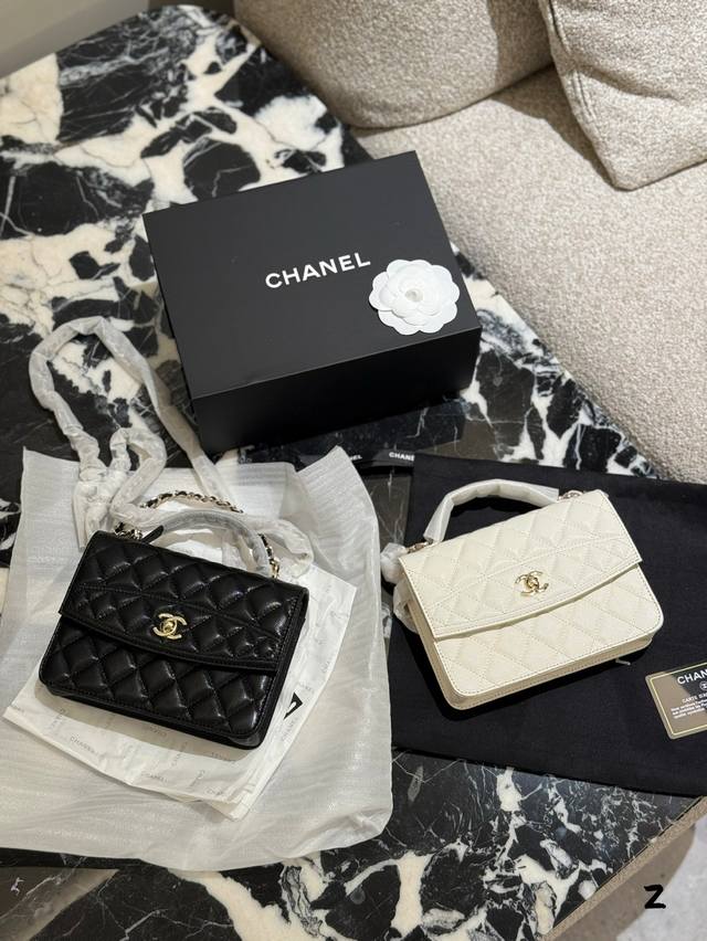 chanel25C新款多用包 依旧是这- -季优先看上的一只包香奈儿25C小书包 小小只很可爱也是看之前有其他姐妹分享过类似的包比一下的图种草的国 正方形的包真
