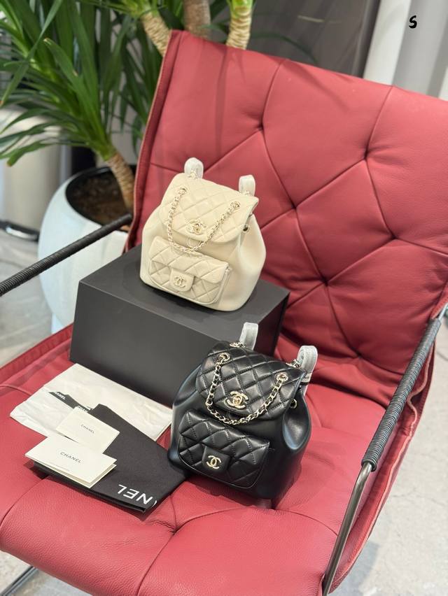 Chanel22A白雪公主Duma双肩包真的爱了手工坊回归的Dumat+实物真的是太可爱了啦 奶油白色真的奶Fufu越看越好看~17×23折叠盒