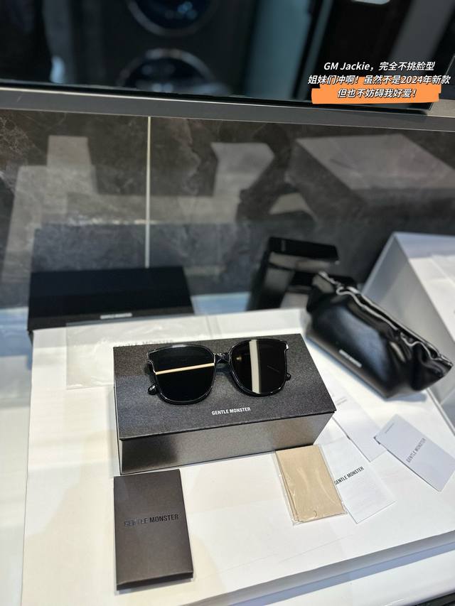 礼盒包装 Gentle Monster原单品质 Jackie 方形太阳镜系列前端侧端曲度精巧，风格干练大方，镜腿独特金属细节，彰显品牌独特构想！ 板材材质 原单