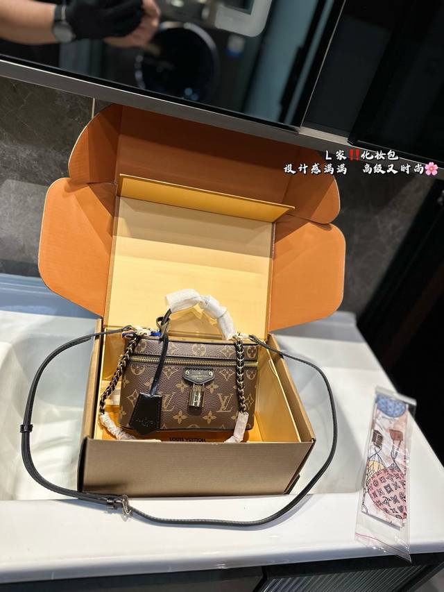 折叠飞机礼盒 Lv化妆包这次和村，上隆的联名确实有-股闪回千禧年代的古早魅力现实和过去时髦新旧交替的无缝穿插着 巧妙回溯1930年代的装饰艺术风格设计。 Mon