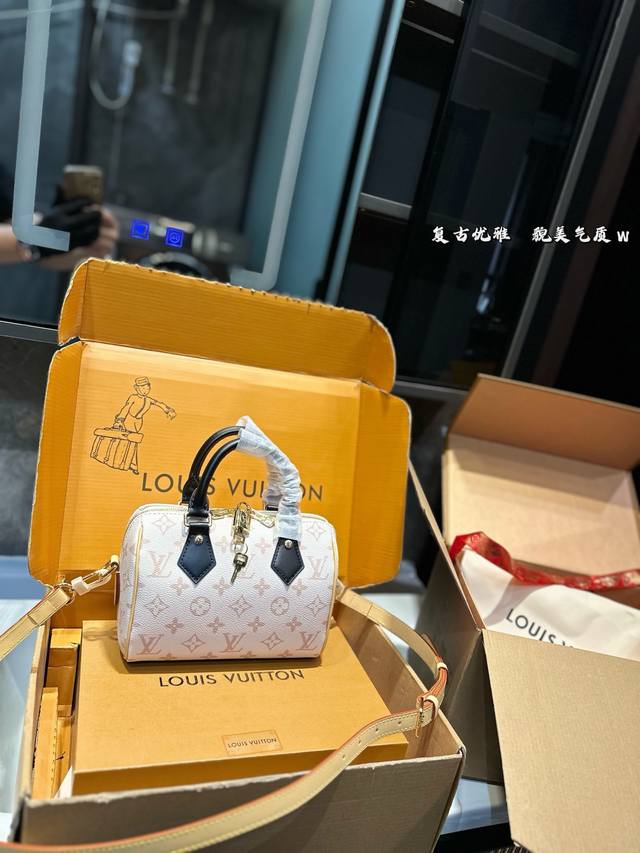 礼盒包装 Lv Speedy 枕头包 Logo超级耐看 质感气质拉满 大气，休闲百搭，也是我入手主要原因，搭配小羊皮软嫩软嫩的材质，总之是可以驾驭通勤、休闲各种