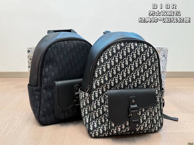 迪奥Dior 男士双肩包 经典又帅气 超级轻便 包包自身很轻，容量非常实用～ 超级有街头潮流的味道又很时髦 尺寸 31 42