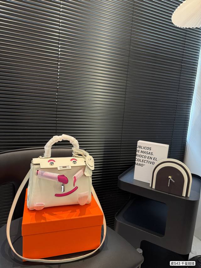 复刻首发酷酷的初代千禧娃娃 千禧娃娃Kelly Doll，自从出了Picto马赛克娃娃之后，大家也开始叫它“初代娃娃” 千禧娃娃的名字得自它诞生于2000千禧年