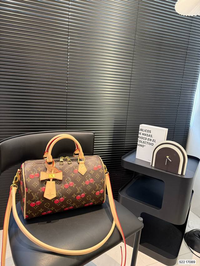 Lv X Nigo Keepall 30.枕头包 手袋是一款理想的都市手袋。 标志性的造型与经典的 Monogram 帆布，加之多种携带方式和奢华的天然牛皮饰边