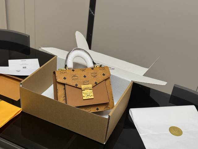 配飞机盒 Size：21*17Cm Mcm 原单邮差包 复刻版 一模一样哦！ Patricia的经典重现 包身廓形立体， 搭配有月桂叶按压锁扣、 内设拉链口袋适