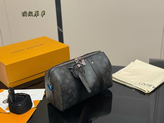 配折叠盒飞机盒 尺寸：27*17Cm Lv Keepall 新品枕头包 黑灰老花撞色 简直长在我的心头。 男女同款！！！！ 男盆友的新包