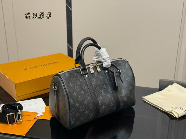 牛皮 配盒 尺寸：35*22Cm Lv Keepall 新品枕头包 原版配牛皮 简直长在我的心头。 男女同款！！！！ 男盆友的新包