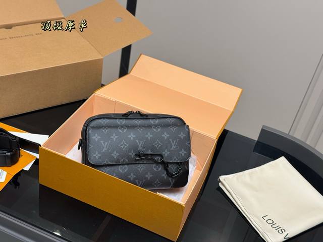 配折叠盒飞机盒 Size：25*18Cm Lv 男士邮差包 Voyager邮差包 结构和辅料都时尚青春化， 包包的大小尺码刚刚好， 手感很软！但是很型哦！ 搜索